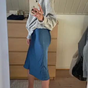 Jättefin somrig kjol från Moss Copenhagen i Stl S! Använd ett par gånger men ej många. Stretchig och jättebekväm men sitter ”tight” ändå. (Stryks innan den skickas eller hämtas) köpte den för ca 500kr på boozt💕