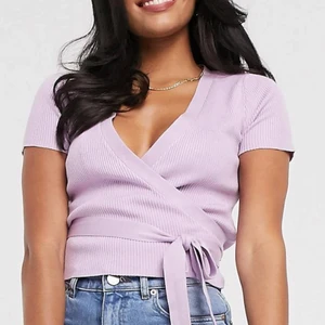 Topp - Supersöt topp från stradivarius. Känner att det inte riktigt är min stil och därför bara använd en gång. Sista bilden gör inte riktigt färgen rättvis, den är mer som på dom första bilderna!