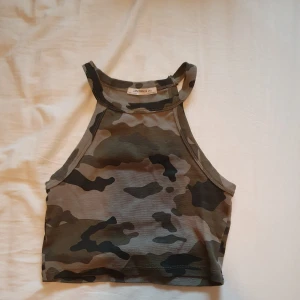 Topp  - Militär grön topp ifrån zara i st xs/s, säljer pga att den blivigt för liten, den är i jätte fint skick. Hör av er vid intresse!!