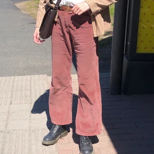 Vintage byxor - Jättefina Manchester byxor i en röd/brun färg! använd några gånger. Dem är otroligt sköna att ha på sig!