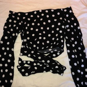 Prickig off shoulder topp - Off shoulder topp från Bikbok i strl S som man knyter i midjan 