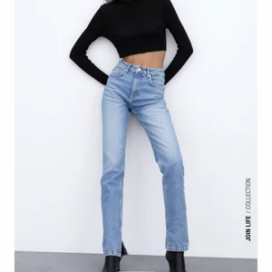 Zara jeans - Zara jeans split slim i storlek 38 och är slutsålda på hemsidan. Jeans med hög midja. Helt nya och oanvända. Första bilden är lånad från deras hemsida. Budgivningen startar på 200kr eller köp för 300kr direkt plus frakt💕