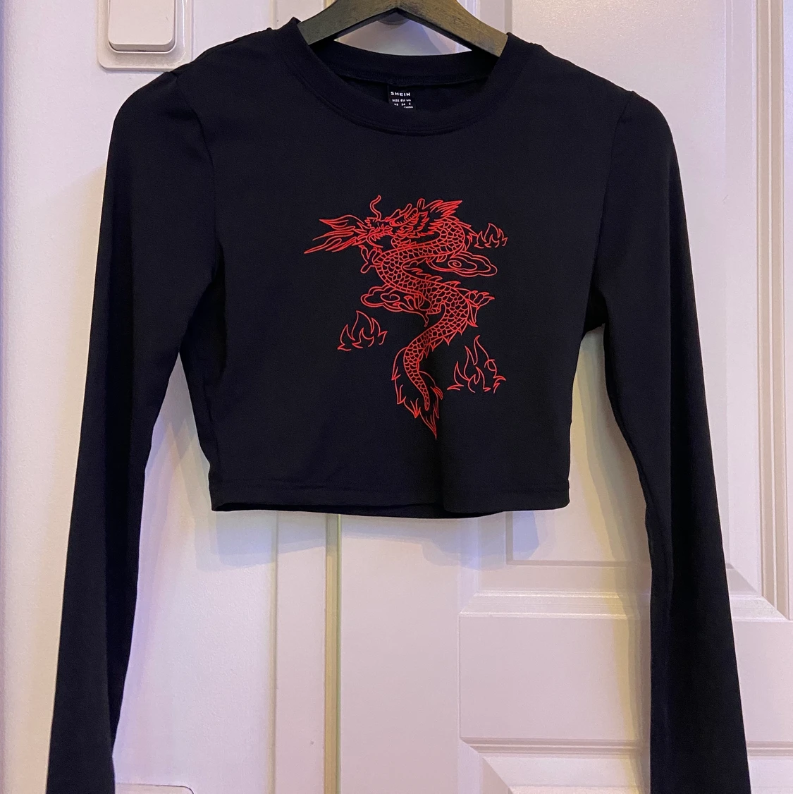 Croppad tröja med rött tryck Shein - 90