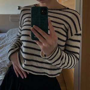 Stickad tröja från Zara - Populär stickad tröja från Zara som är slutsåld, säljer pga ingen användning. 