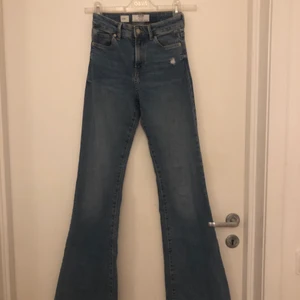 Jeans - Bershka bootcut jeans, nyskick, kan mötas upp i mörby centrum