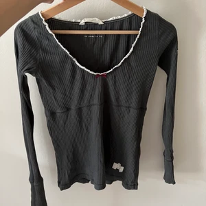 Topp från Odd Molly - Topp från Odd Molly. Använd 2 gånger så den är som ny. Storlek 0, dvs XS. Finns att hämta i Göteborg annars står köparen för frakt! 😊💕 ❗️Vill bli av med plagget så snabbt som möjligt annars skänkes det bort så pris går att diskuteras vid snabb affär❗️