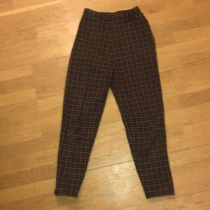 MMT Katja of Sweden Kostymbyxor - Secondhand byxor som var för små för mig men väldigt fint material och färg. Ungefär strl 34-36 träffas inte och frakt ingår inte i priset tar swish