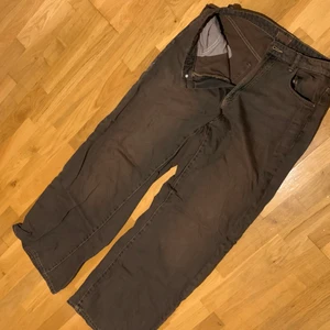 Bruna Jeans - Bruna Jeans som innan var blåa som jag färgat själv! Jättebra skick utan några tecken på att de är begagnade😁 Säljer eftersom de har blivit för korta för mig som är 181 cm! Pris 200 kr plus 59 kr frakt💘 Är lite osäker på storleken men 40 tror jag!