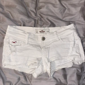 Vita jeans shorts - Vita jeans shorts från hollister. Low waist 