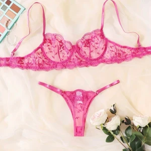 Rosa bh  - Säljer min rosa bh(endast bh:n) från shein på grund av att den är för liten för mig och är därmed endast testad. Jätte fin färg o mönster, precis som på bilden Storlek M men passar S också, justerbara band också💗