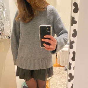 Stickad tröja - Superfin tröja från HM i alpaca ull! Väldigt oversize strl S så passar alla från S-L. Färgen kommer inte helt fram på bilden men den är i en superfin grön/grå färg. Knappt använd! Nypris var 800kr. Då intresset är högt är det budgivning som gäller, buda på!❤️