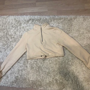 Nakd tröja med dragkedja  - Super fin beige tröja med dragkedja och spännbar midja🤩💕 Skulle säga att den är som en xs.