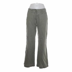 Cargobyxor/linnebyxor  - Säljer dessa supersnygga cargobyxorna i linne material💫 Sjukt fina men tyvärr för korta för mig. Köpte på sellpy. Innerbenslängd 78cm. Dessa är väldigt Y2K och fairy grunge🧚‍♂️ Då det är många intresserade har jag nu en budgivning på byxorna💗Avslutas torsdag 20/1