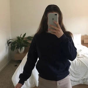 Marinblå sweatshirt - Marinblå sweatshirt från lager157, inte så oversized utan i normal strl.