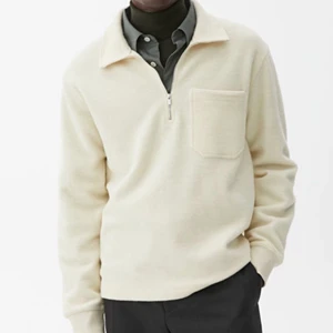 Beige half zip - Säljer denna snygga tröjan från Arket. Använd och tvättad endast en gång. Storken är L men jag skulle säga att den funkar som en M också. Nypris för denna ligger på 1250 och jag säljer för 500 men priset kan diskuteras. Som sagt väldigt fint skick! Hör av er för fler frågor eller bilder.