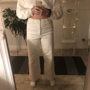 Vita Manchester byxor - Vita Manchester byxor från Gina tricot, strl 42. Fint skick, använda ett fåtal gånger då dem är för stora för mig. Passar perfekt i längden på mig som är runt 170cm. Köpta för 499kr. Säljer för 250kr +frakt! ☺️