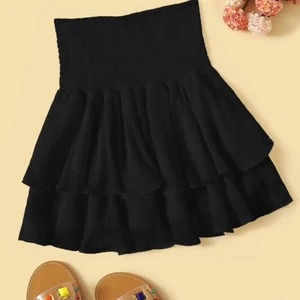 Volang kjol - En snygg kjol som jag köpte i somras! Använd få gånger! Strl L, men skulle säga att den även passar M bra!