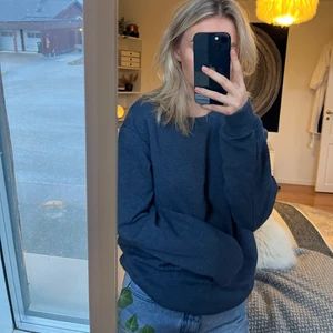 Sweatshirt - Basic marinblå sweatshirt i storlek XS (herrmodell). Passar en XS-S dammodell. Säljes för 50kr+frakt. 