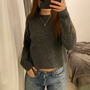 mörkgrå stickad tröja - säljer denna skitfina mörkgrå stickade tröja från hm. storlek xs men passar mig som brukar ha 36! så fin färg, passar till allt! skriv för frågor eller fler bilder!💞💞💕