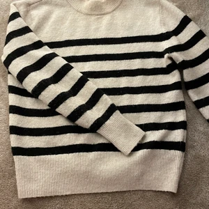 Randig H&M stickad tröja  - Denna tröja är använd 1 gång! Randig trendig tröja 