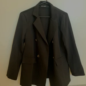 Kavaj  - Säljer denna kavajen från shein då den inte kommer till användning. Har bara använt en gång. Den sitter jättebra på och är i bra skick! Frakt tillkommer💕✨