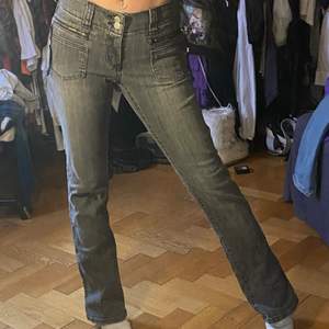 Jätte snygga gråa jeans med coola fickor framtill. Från märket M.A.P.P och har W 26 och L 34. Startbud: 100kr