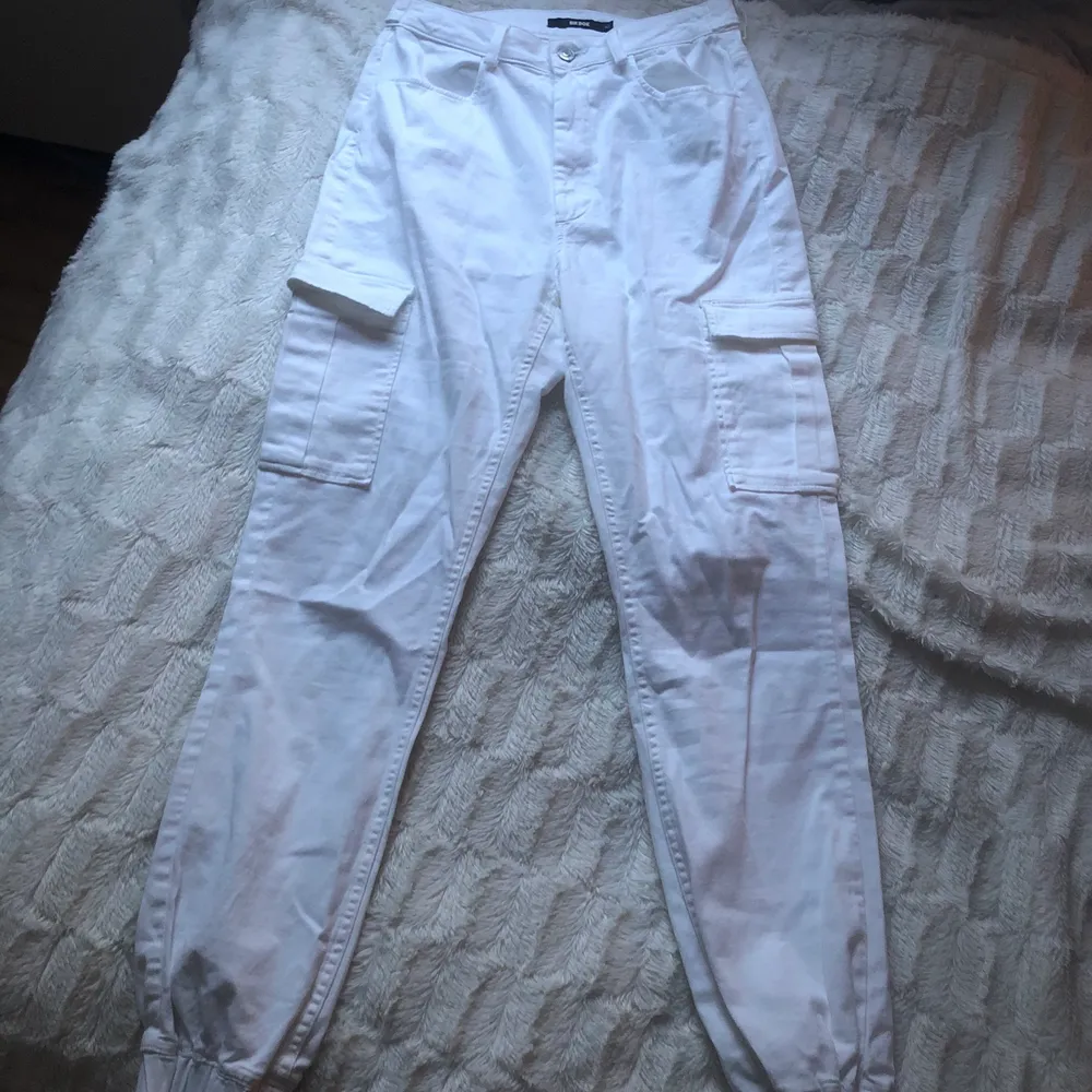 Kritvita byxor från BikBok med fickor på sidorna. Det är jeanstyg. Strl 40 men ganska tajta. . Jeans & Byxor.