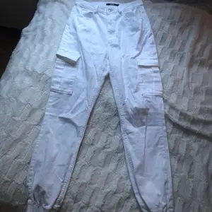 Kritvita byxor från BikBok med fickor på sidorna. Det är jeanstyg. Strl 40 men ganska tajta. 