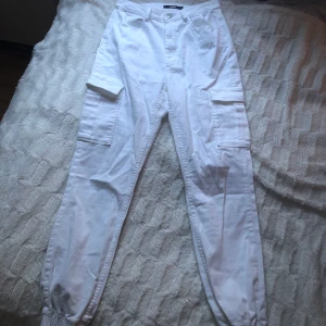 Vita byxor - Kritvita byxor från BikBok med fickor på sidorna. Det är jeanstyg. Strl 40 men ganska tajta. 