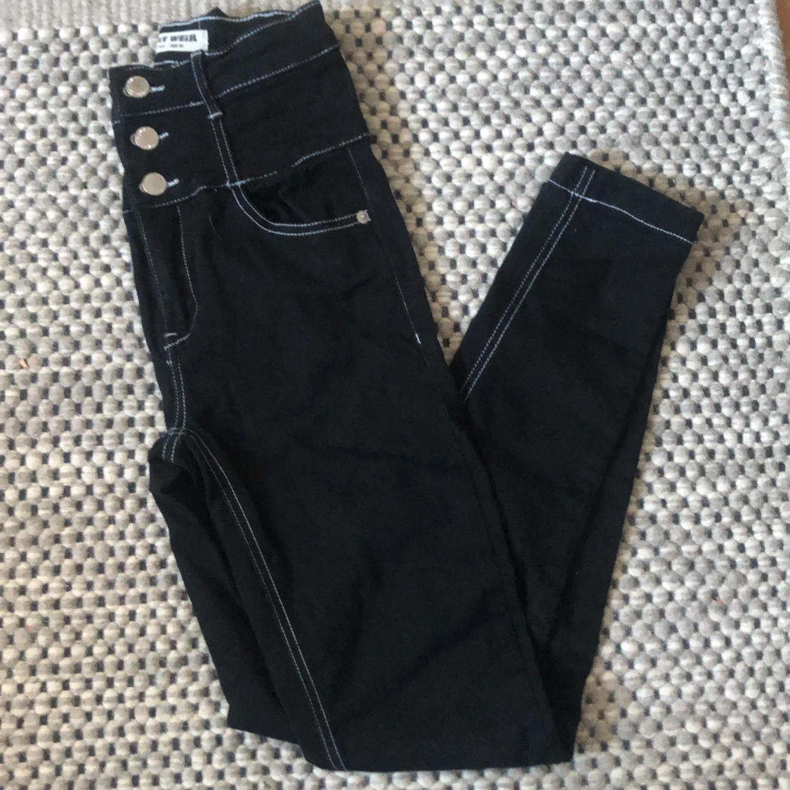 Svart byxor med vita sömmar