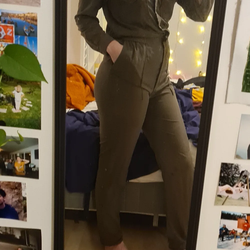 En av världens snyggaste jumpsuits! Älskar denna! ❤ Materialet känns riktigt, sitter rätt på rätt ställen, skön att sitta, gå och röra sig i. 🌟 Ser proffsig ut, resår i midjan, stängs med knappar. Man kan vika upp benen då det finns knapp (se bild 3). Perfekt för finmiddag, på jobbet eller en fin sommardag ❣☀️ Flitigt använd men den är precis lika fin som när den köptes! Garanterar!! Tidlöst och klassisk! ❤. Puvut & Bleiserit.