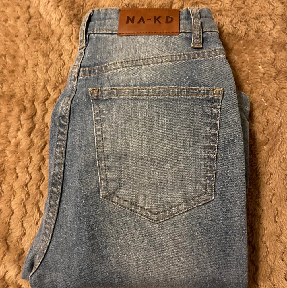 Blåa fina jeans från NAKD, perfekt till ett par klackar på sommaren✌️. Jeans & Byxor.
