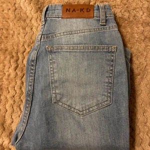 Jeans från NAKD strl 34 - Blåa fina jeans från NAKD, perfekt till ett par klackar på sommaren✌️