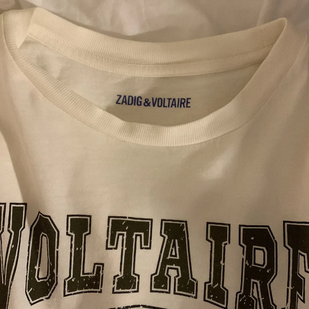 Säljer denna jättefina tröjan ifrån Zadig Voltaire 💓 köpt i höstas men endast använd 1 gång . T-shirts.