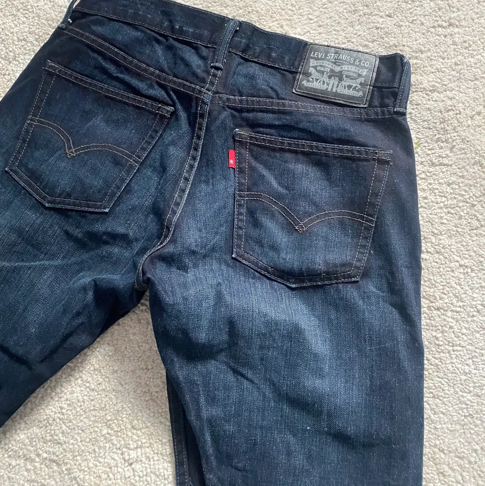 Ett par så sjukt snygga vintage mörkblå levis jeans!! Inga skador eller liknande, superfint skick! Buda från 400kr 🤗🤗 (säljer fler par Levis!) . Jeans & Byxor.
