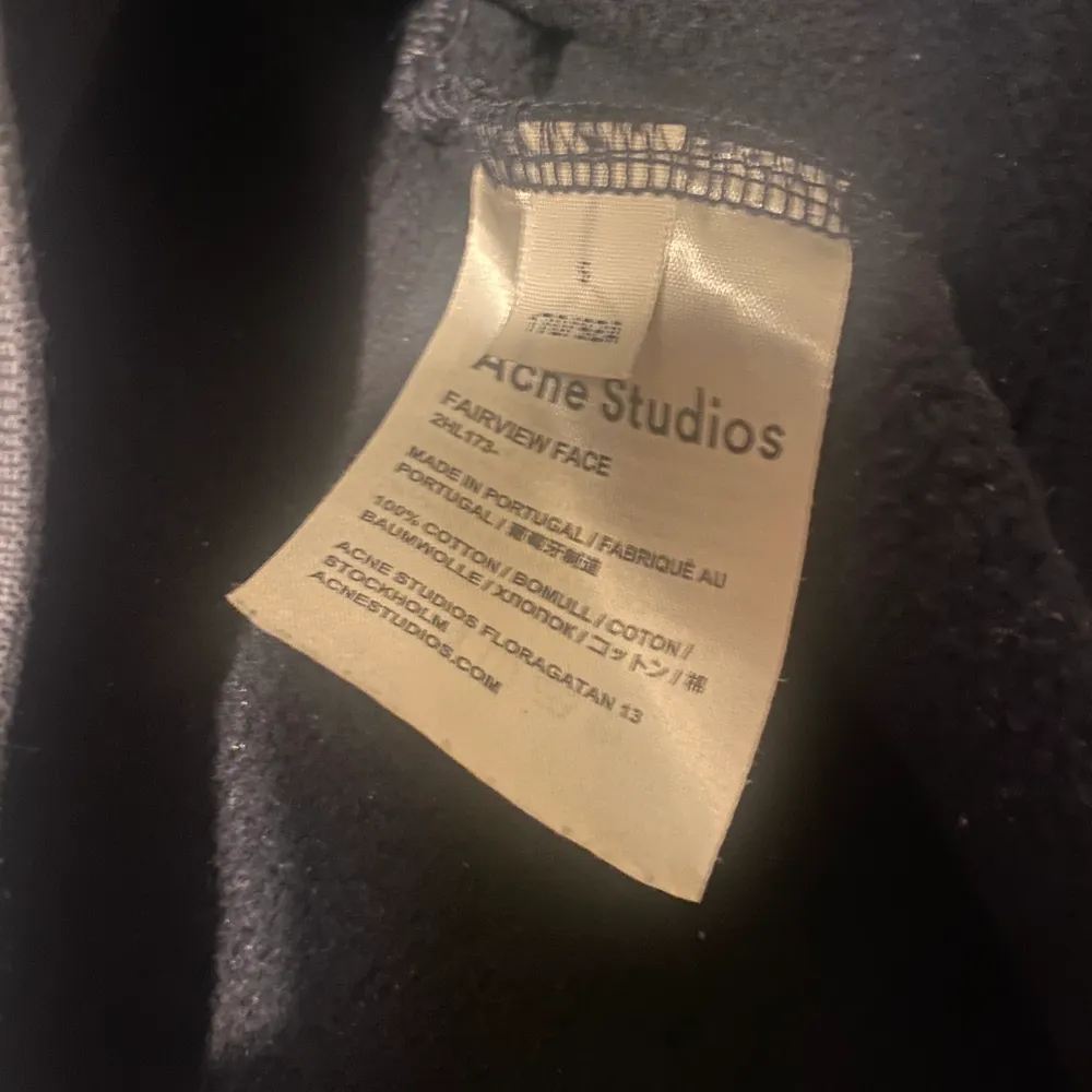 En svart acne studios tröja storlek S. Säljer den för 500kr då jag vill bli av med den. Nypris Ca 2000kr. Tröjor & Koftor.
