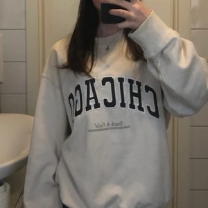 Sweatshirt  - Super fin beige sweatshirt från HM i storlek xs. Lite nopprig men ingen man ser på håll, och avnoppras innan det skickas. Använd ca 10-15 ggr. 😊 Säljer pga tappat intresse.