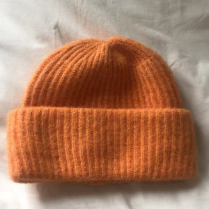 Samsøe mössa - Jättefin orange stickad mössa från Samsøe 🍊 Verkligen så fin och knappt använd! 