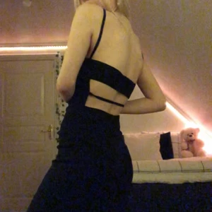 Svart klänning ♥️ - Jättefin svart klänning köpt på vintage butik, men själv aldrig använt ♥️ Står ingen storlek men jag är själv S som referens :) Kan mötas upp i Stockholms området eller frakta ♥️