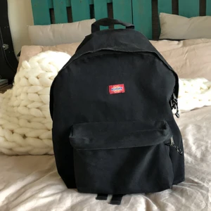 Dickies ryggsäck  - Så cool ryggsäck från Dickies i svart! Den har några år på nacken så skulle säga att den nästan är vintage. Det är lite slitage på den högra axelremmen, men annars är den i gott skick 🎒 