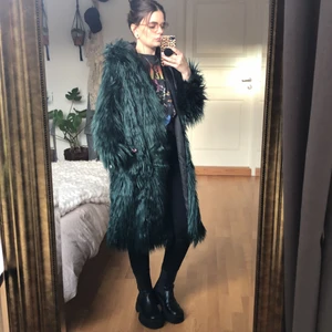 Pälskappa - Säljer denna ascoola kappa i smaragdgrön fuskpäls bara för att jag inte hittat tillfälle att använda den. Den är endast använd en gång och är ganska liten i storleken. Det står att det är storlek M, men jag skulle snarare säga SX/S 💚