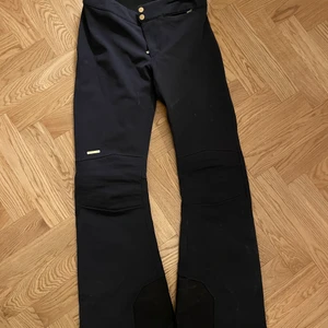 Skidbyxor Peak - Underbara utsvängda skidbyxor från Peak Performance. Byxorna är sparsamt använda under 1 skidsäsong. Nypris 3800 kr. 