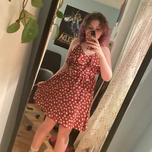 brun blommig klänning - jättefin brun sommar klänning med blommigt mönster.  fint skick köpt i usa för några år sen