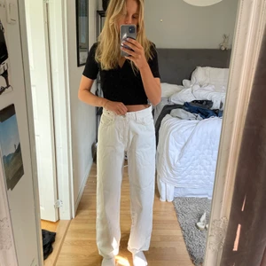 Weekday jeans - Säljer dessa jeans från weekday i modellen Rail, säljer de dem är alldells för stora för mig och därav anledningen till att jag håller upp dem. Inga defekter därmed väldigt fint skick. Om fler bilder önskas så är det bara att kontakta mig. !köparen står för frakten!