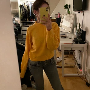 Weekday - Säljer denna fina orangea mysiga tröjan från weekday, kameran tar inte riktigt upp den fina färgen!