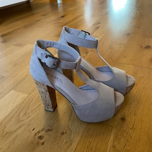 Höga klackskor från Bianco - Säljer dessa höga klackskor med kork klack och rosa/beige mocka. De är endast använda en handfull gånger, så de är i gott skick. Storleken är 36.  Frakt tillkommer om inget annat är överenskommet ☺️