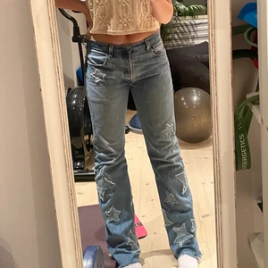 Levis 501 jeans med stjärnor - ‼️ENDAST INTRESSEKOLL‼️ Funderar på att sälja mina såå snygga levis 501 jeans med stjärnor som jag har sytt på själv☺️ Jeansen är köpta seconhand för ca 800kr. Säljer då de tyvärr har blivit förstora på mig som vanligtvis har M. Tror dessa skulle sitta bra på någon som har L men dem går ju även att sy in i midjan så att dem passar mindre storlekar💓 De är väldigt långa och går över foten på mig som är 175cm lång 🤩 Skriv privat för fler bilder🥰 Har bud på 900