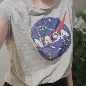 POPULÄR NASA-t-shirt 🚀🌠 storlek M, från HM. Liten skönhetsfläck i kanten där sömmen har gått upp lite, men påverkar inte alls utseendet 🥰