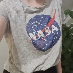 NASA- t-shirt - POPULÄR NASA-t-shirt 🚀🌠 storlek M, från HM. Liten skönhetsfläck i kanten där sömmen har gått upp lite, men påverkar inte alls utseendet 🥰