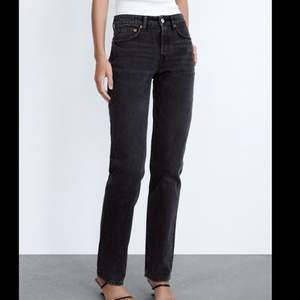 Säljer dessa populära zara jeans då de var för långa och för tighta över rumpan. De är i en strl 40 men passar 38. Köpt för 359kr!! Bud börjar på 200kr + 79kr frakt!! PRISLAPP KVAR ENDAST TESTADE!!